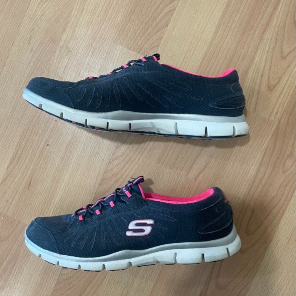 Navy and Hot Pink Sketchers Slip on Sneakers (8.5)